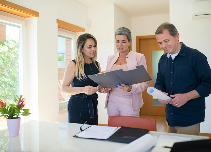 مستشار تمويل